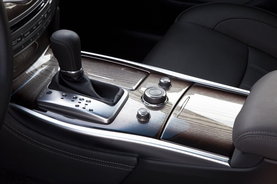  Infiniti M56 2010 года  (фото 15 из 34)